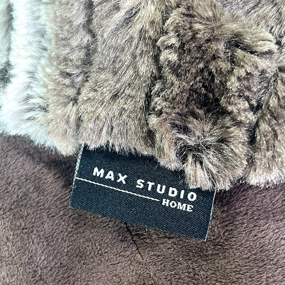 Brown & Off-White Faux Mountain Fox Throw Blanket - Picture 5 of 5